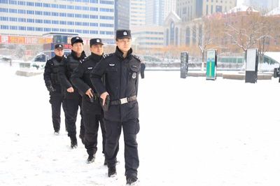 沈阳北站:公安民警雪中巡逻保一方平安