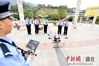 襄阳保康警方启用无人机空中巡逻为国庆节平安护航